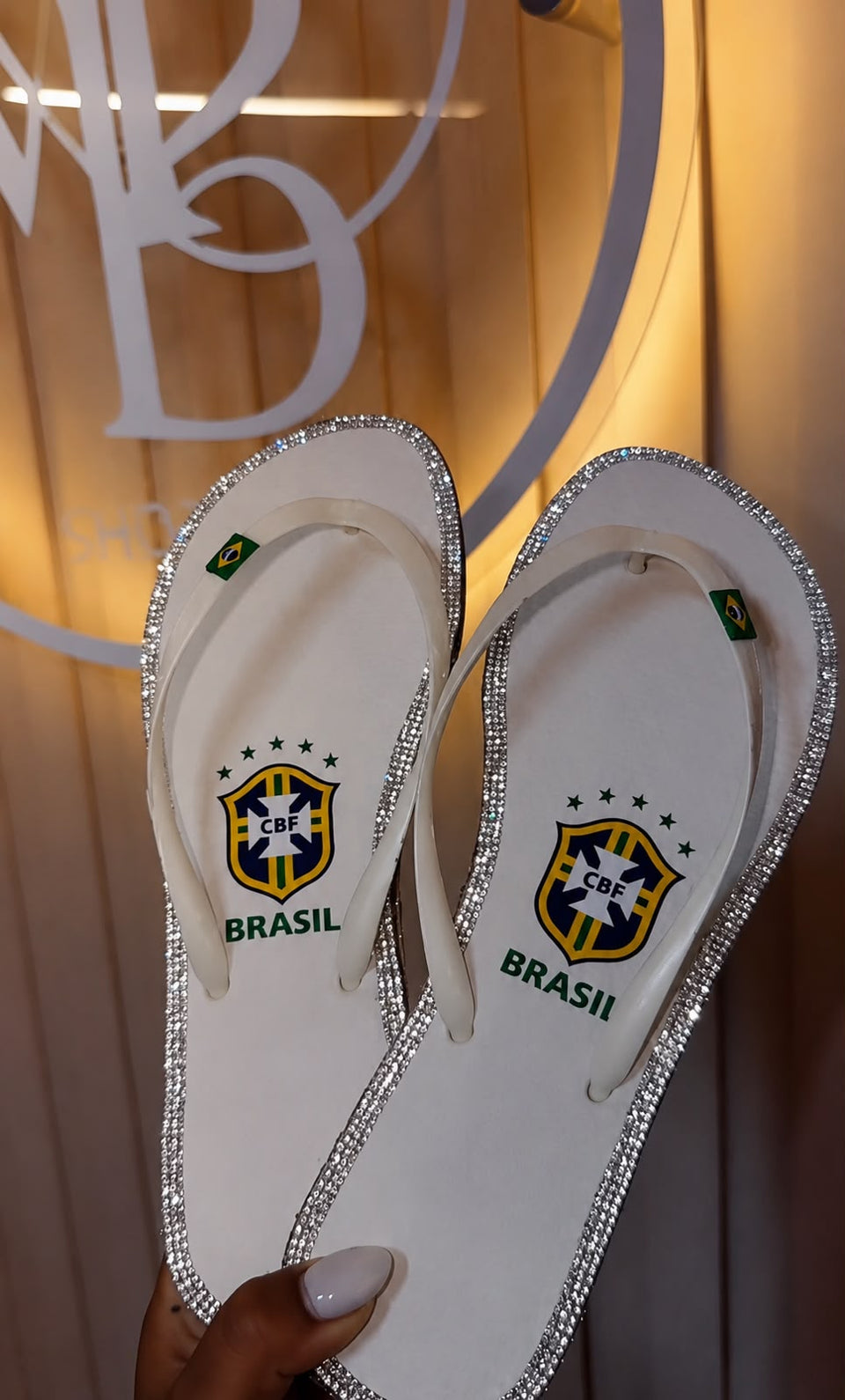 Chinelo Feminino Brasil com Strass – Conforto & Estilo