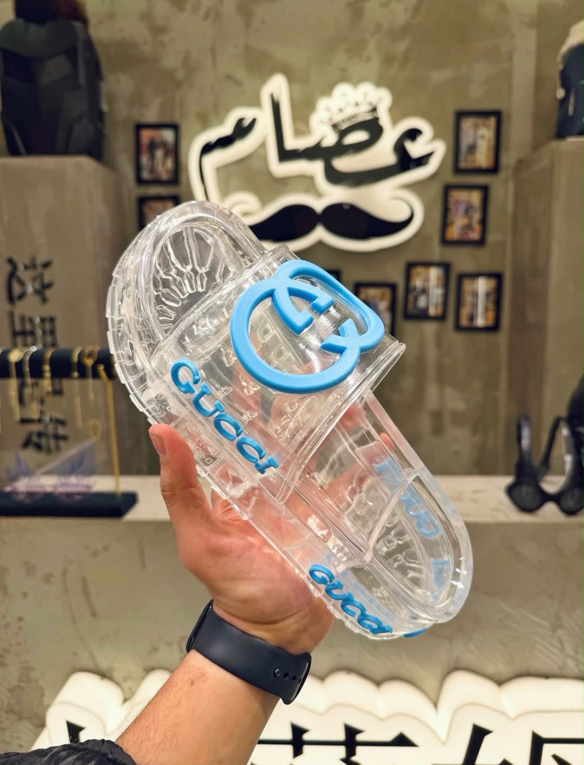 Chinelo Slide Transparente Premium com Setas em Relevo
