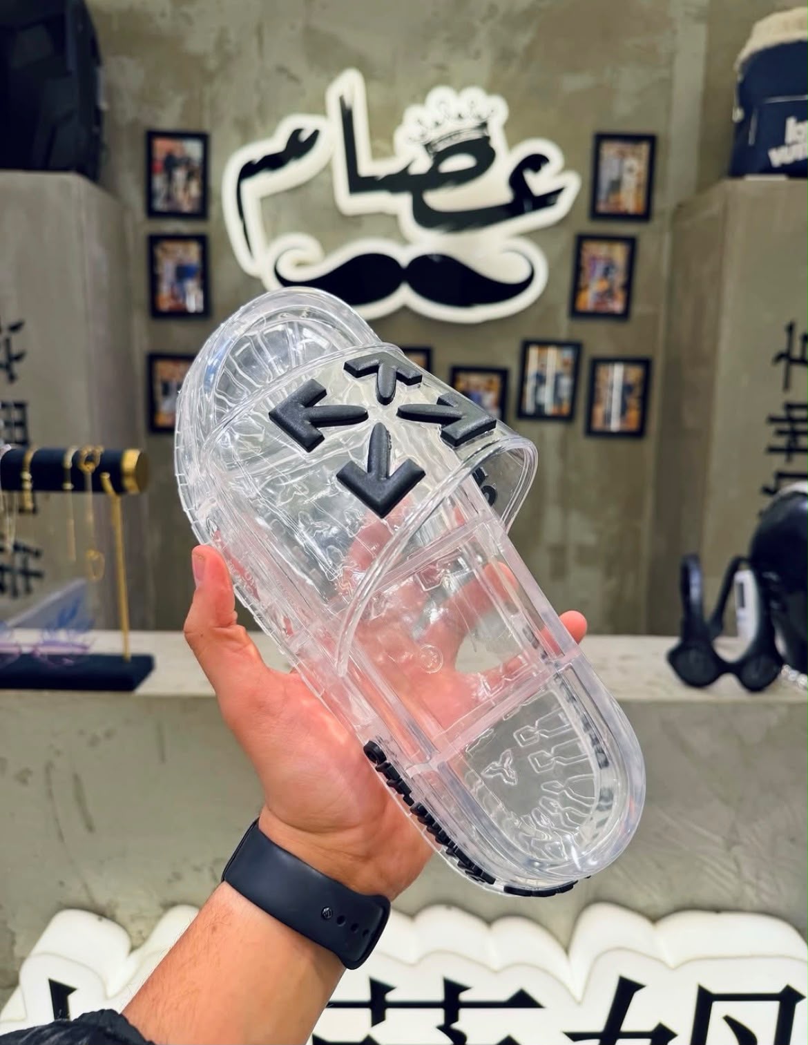 Chinelo Slide Transparente Premium com Setas em Relevo